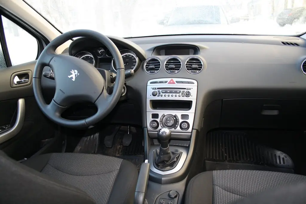 peugeot 408 или hyundai solaris peugeot 408 или hyundai solaris