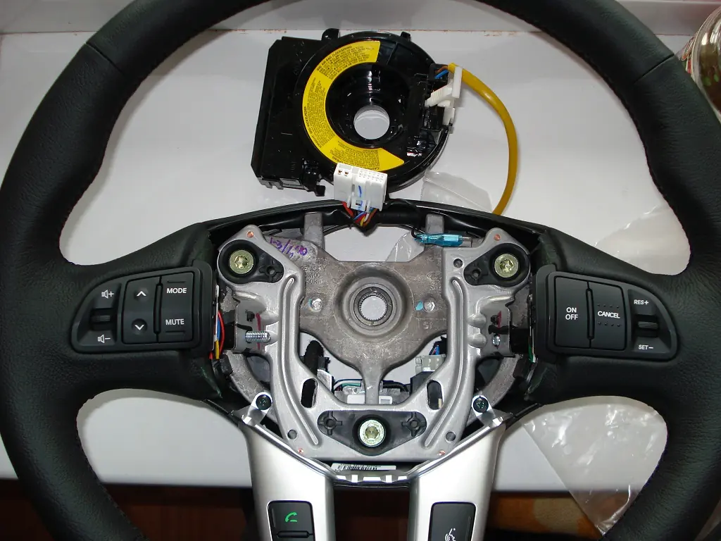 Датчик поворота рулевого колеса а4. Руль на регулировочный. Нулевое положение руля. Шлейф руля киа соренто. Винты крепления кожуха рулевой колонки солярис.