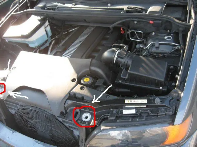 Аккумулятор х5 е53. BMW e53 4.4 моторный отсек. BMW x5 под капотом. BMW x5 e70 моторный отсек. BMW e53 открытый капот.