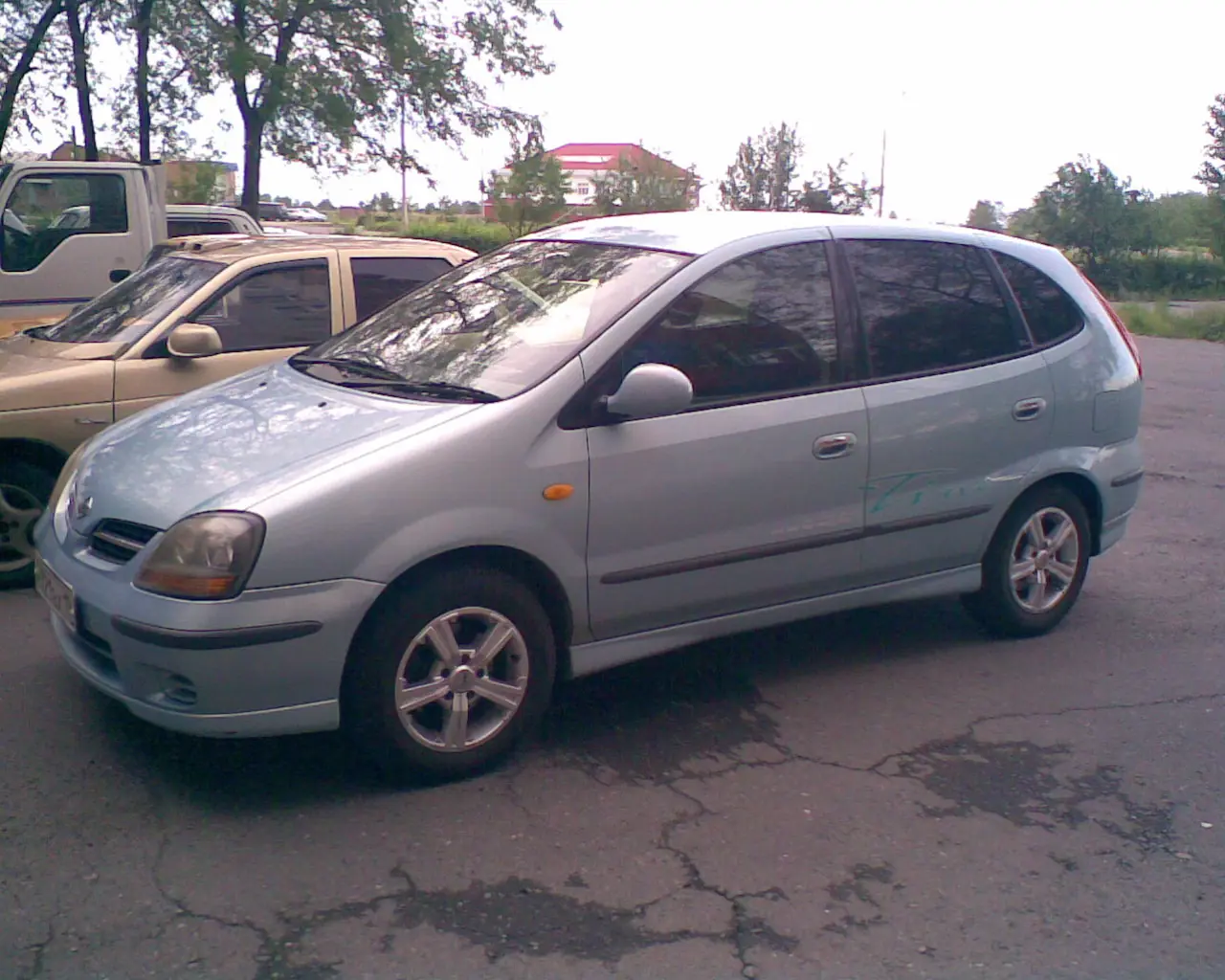 Ниссан Тино гибрид 2000г