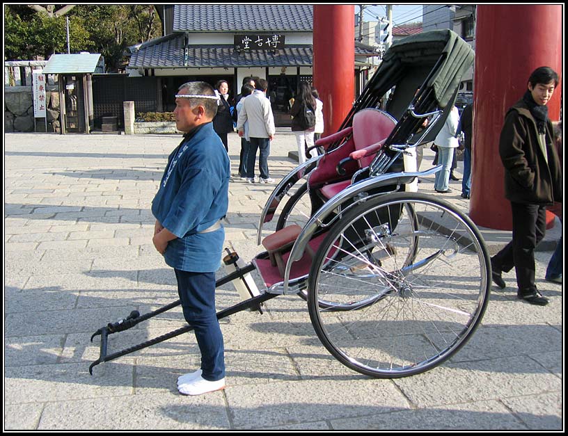 Легкий двухколесный экипаж 9 букв. Велосипед с повозкой для пассажиров. Извозчики в Японии. Рикша в Китае. Двухколесная коляска.