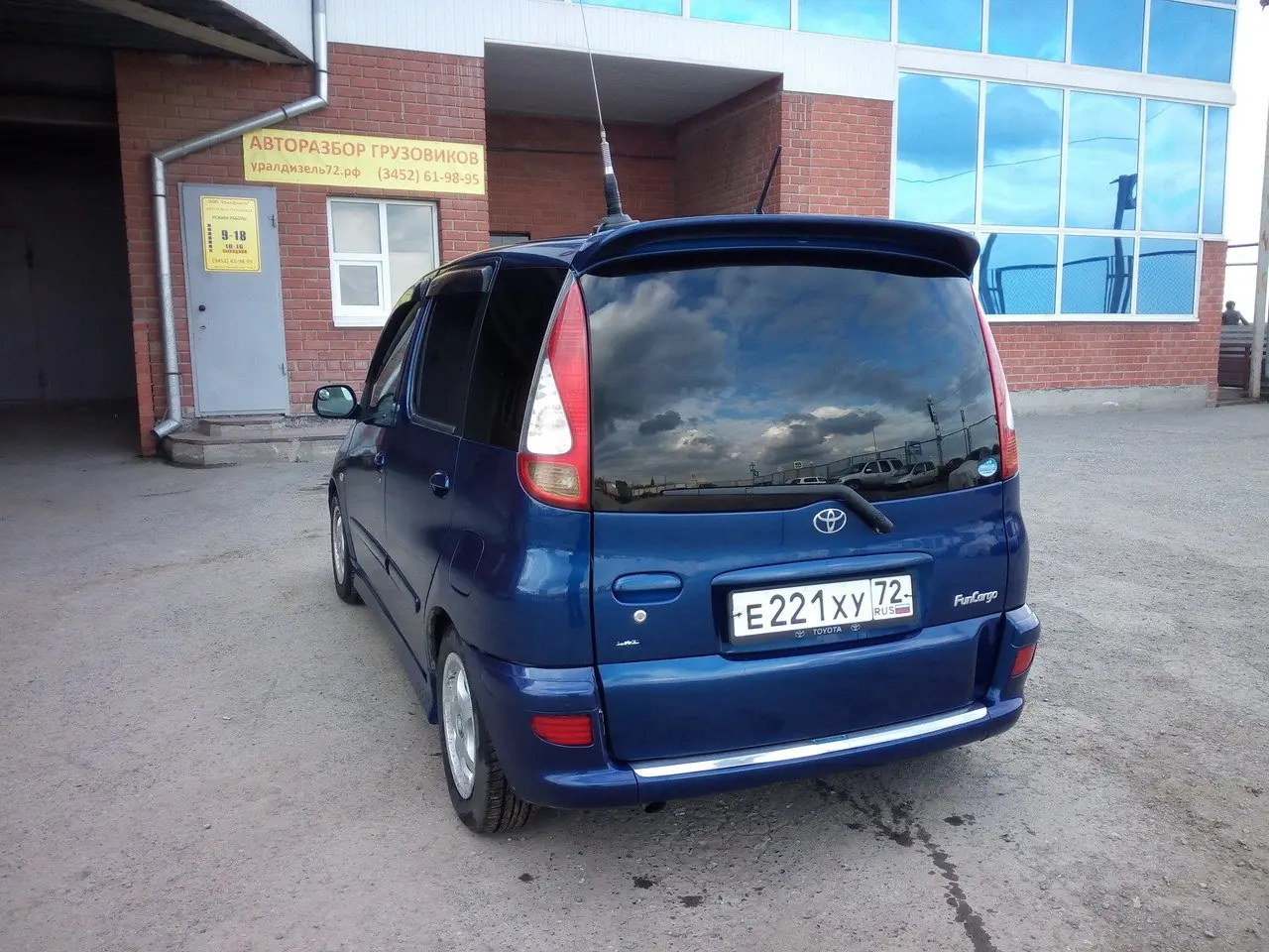 Toyota Funcargo синий