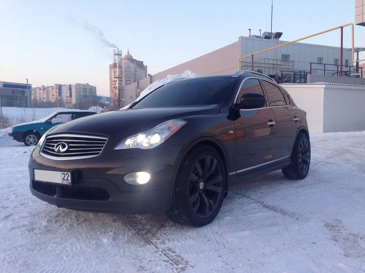 Черная Infiniti m25 на 20 колесах