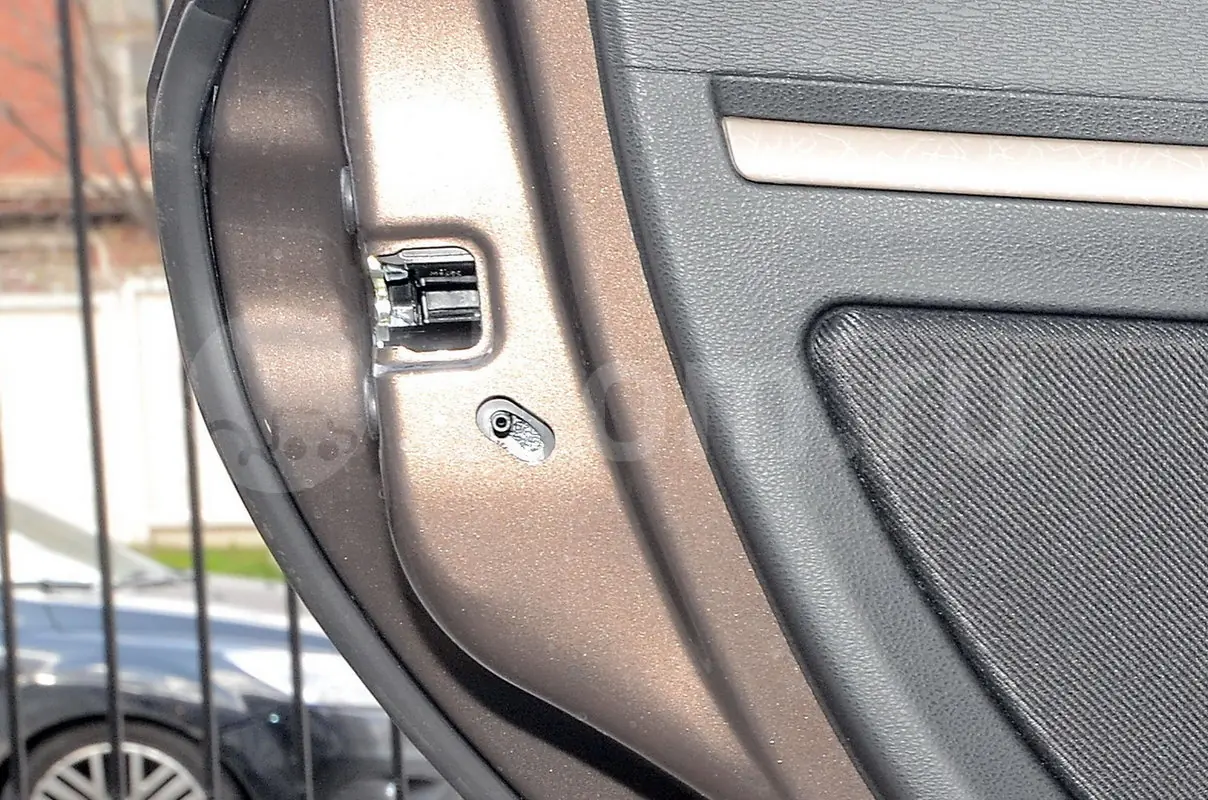 защита от детей на задних дверях. блокировка дверей в машине от детей. блокировка дверей в машине от детей. защита от детей на задних дверях. солярис 2 детский замок.