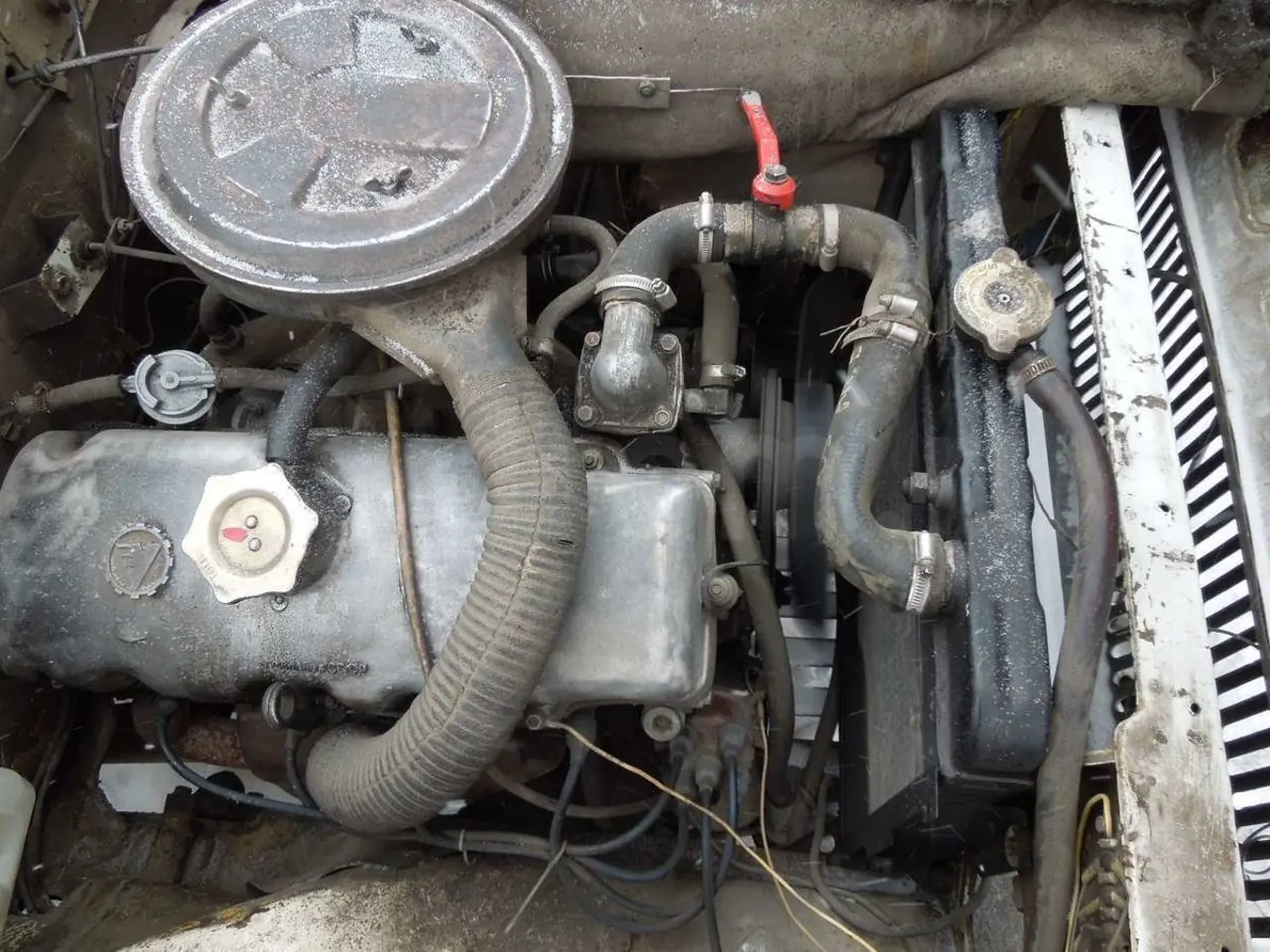 Чтобы в жару в пробках двигатель не грелся, был установлен радиатор от Волги.
