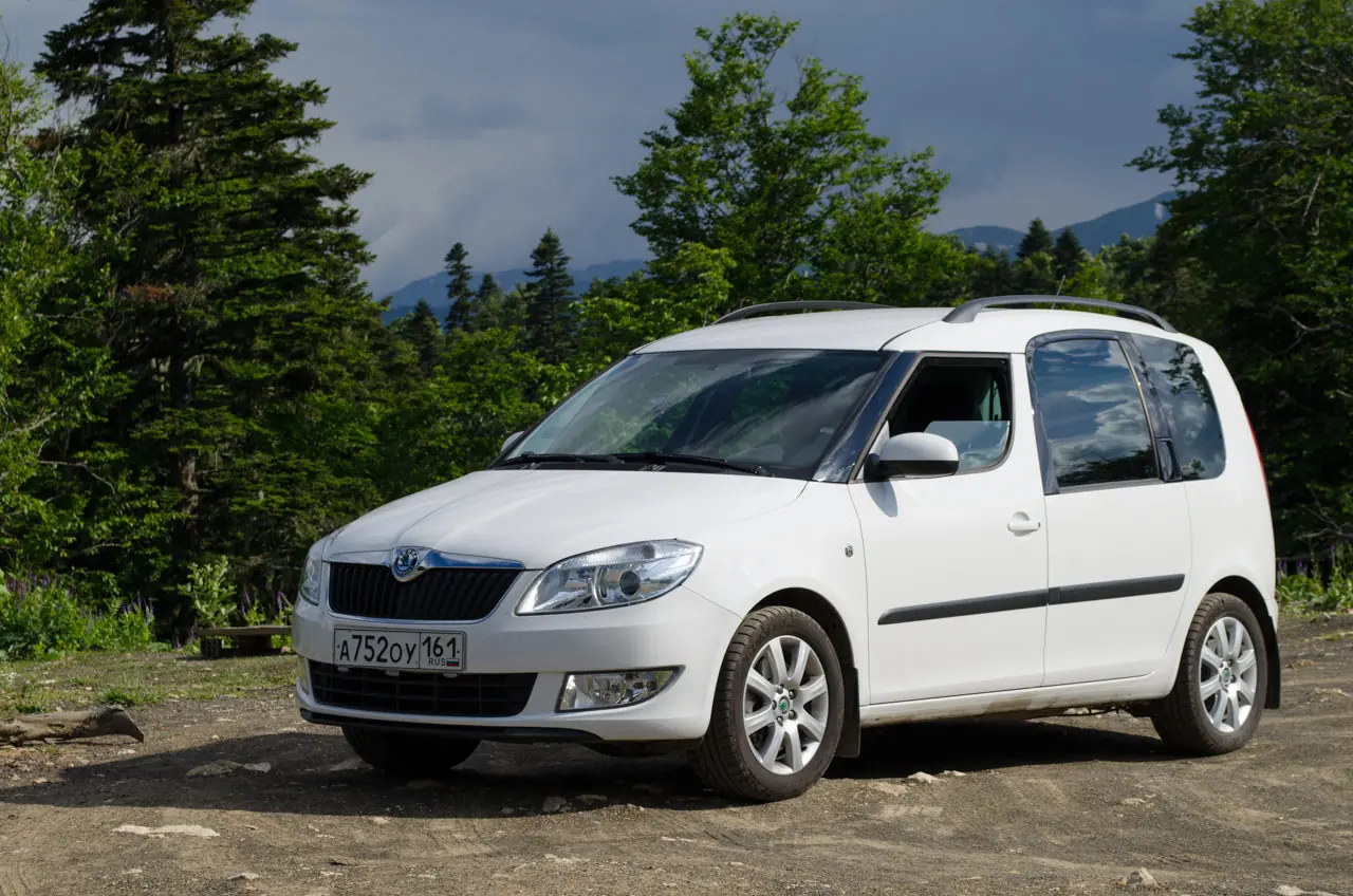 Škoda Roomster белая