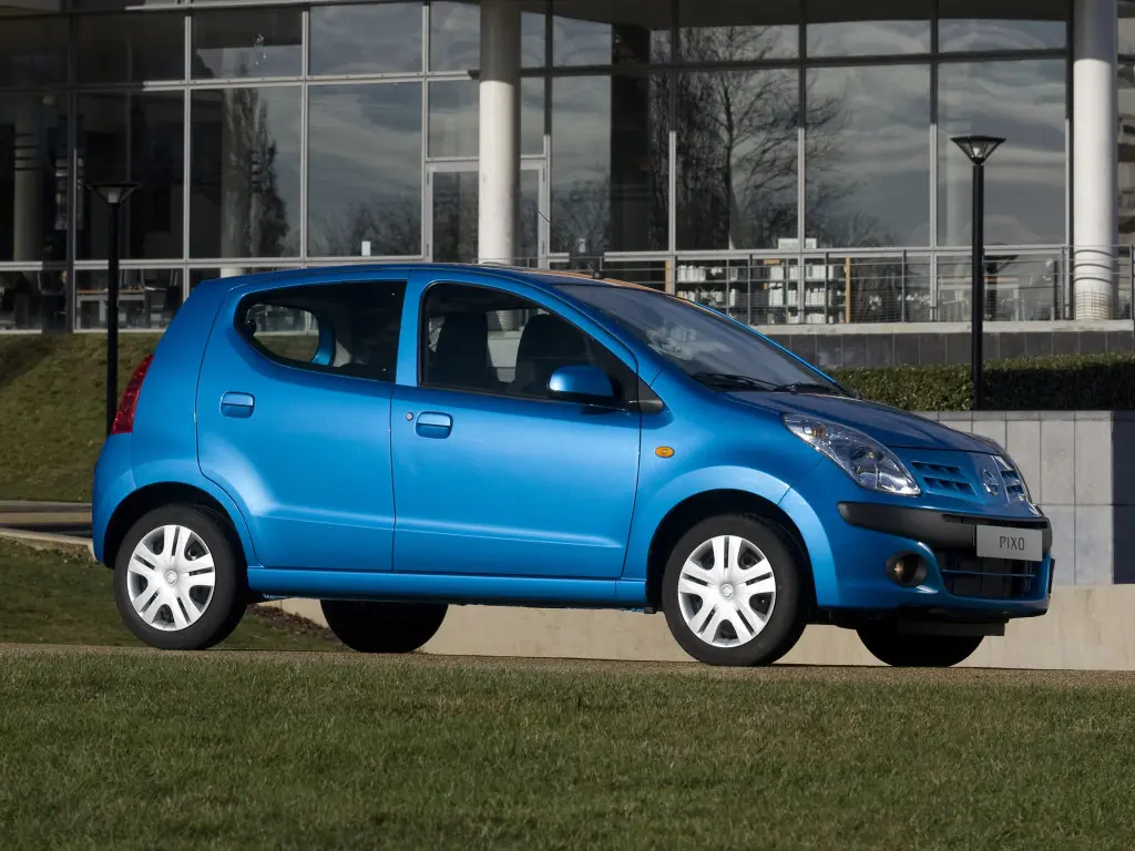 Nissan машина маленькая 2009