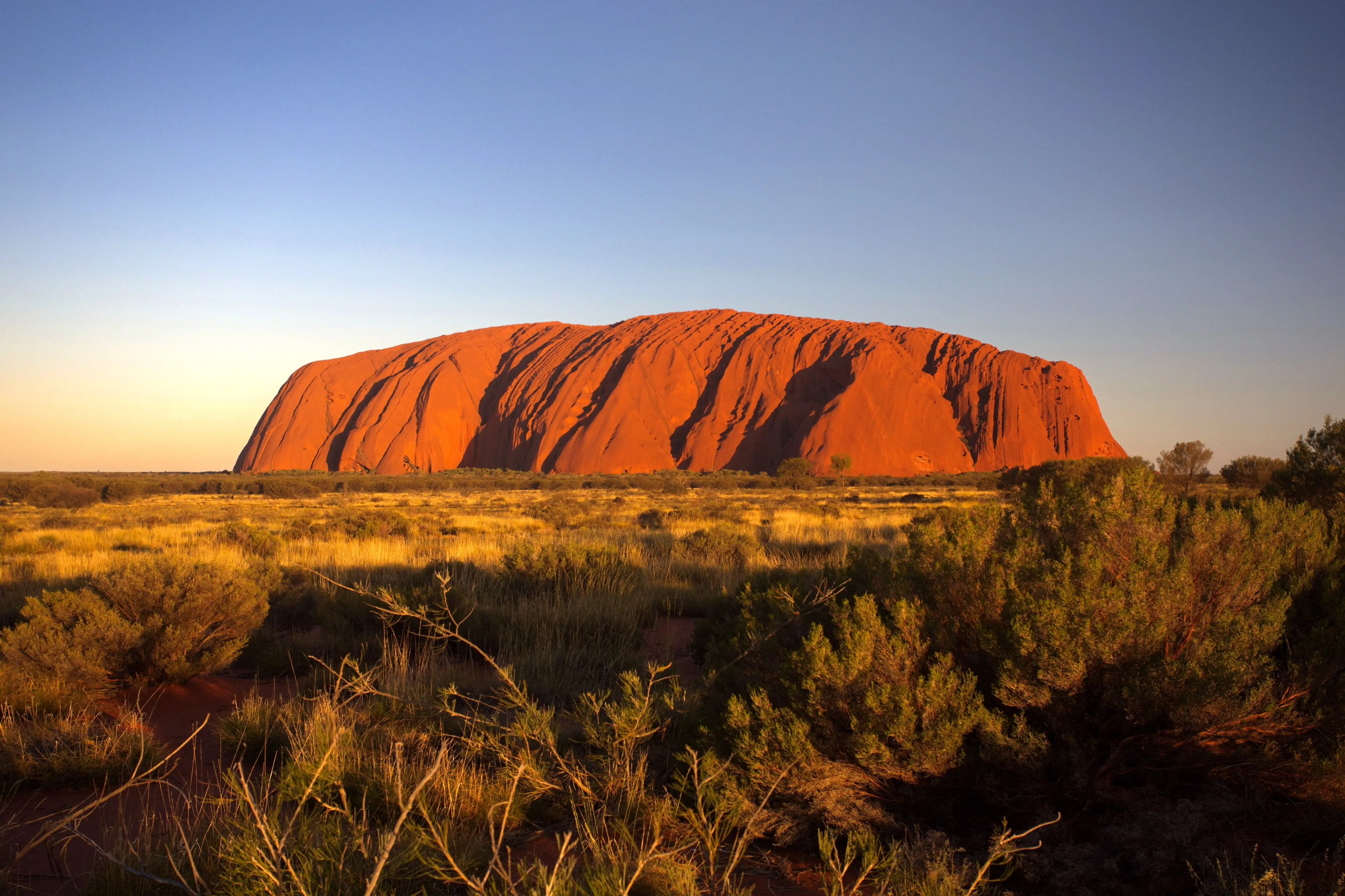 Природа австралии климат. Скала Улуру в Австралии. Улуру Айерс рок Австралия. Красная скала Айерс-рок Австралия. Камень Улуру.