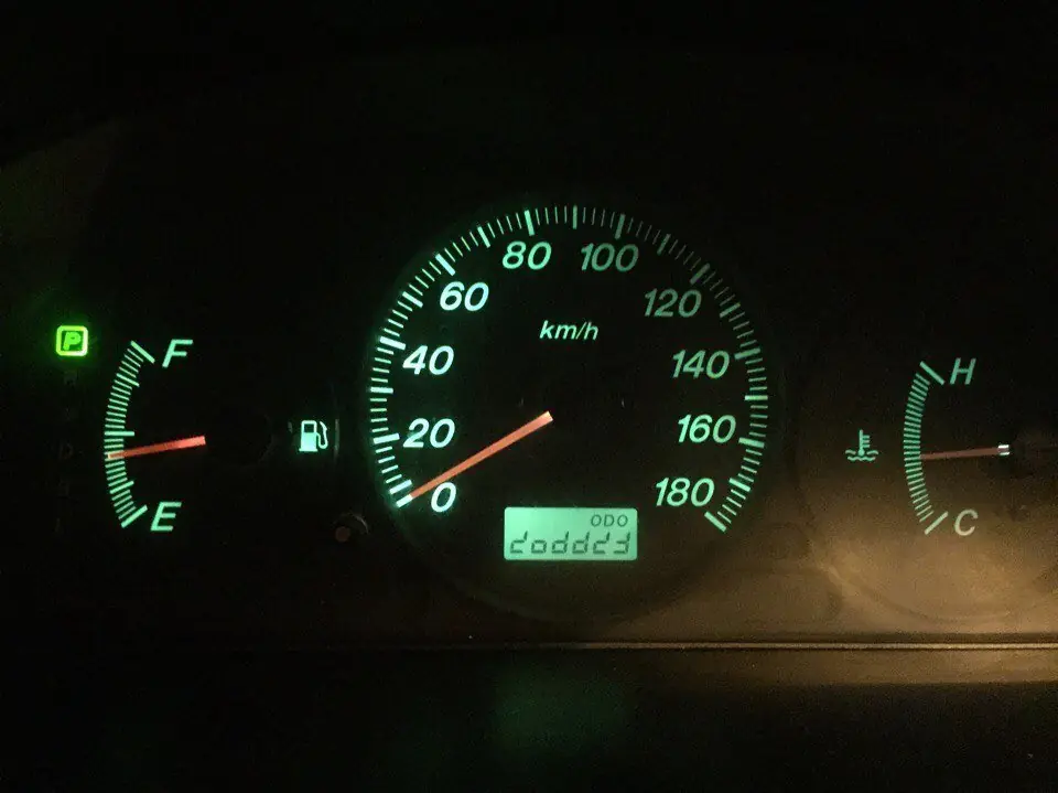Одометр показывает неполные цифры, что это значит? Mazda Familia