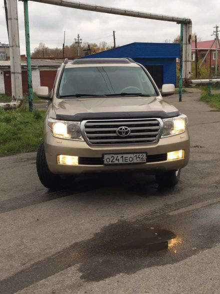 Toyota Land Cruiser золотистый