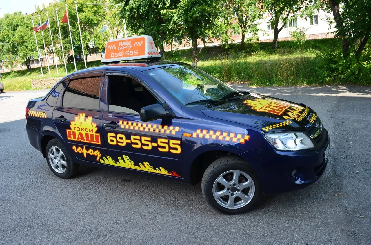 Такси город прокопьевск телефон. Такси. Наклейка такси на машину. Такси в городе. Такси наш город Прокопьевск.