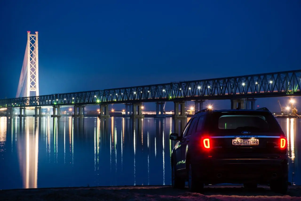 Автомобиль оби. Ночной Сургутский мост. Югорский мост Сургут. Сургутский мост через Обь. Мост через Обь в Сургуте ночью.