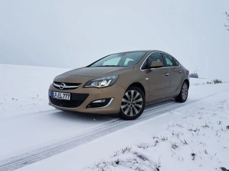 Opel Astra 2013 - отзыв владельца