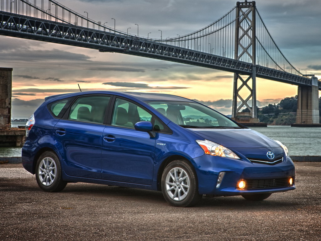 Toyota Prius v 10