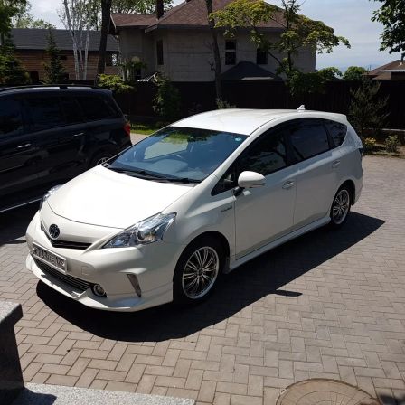 Toyota Prius v 2014 -  