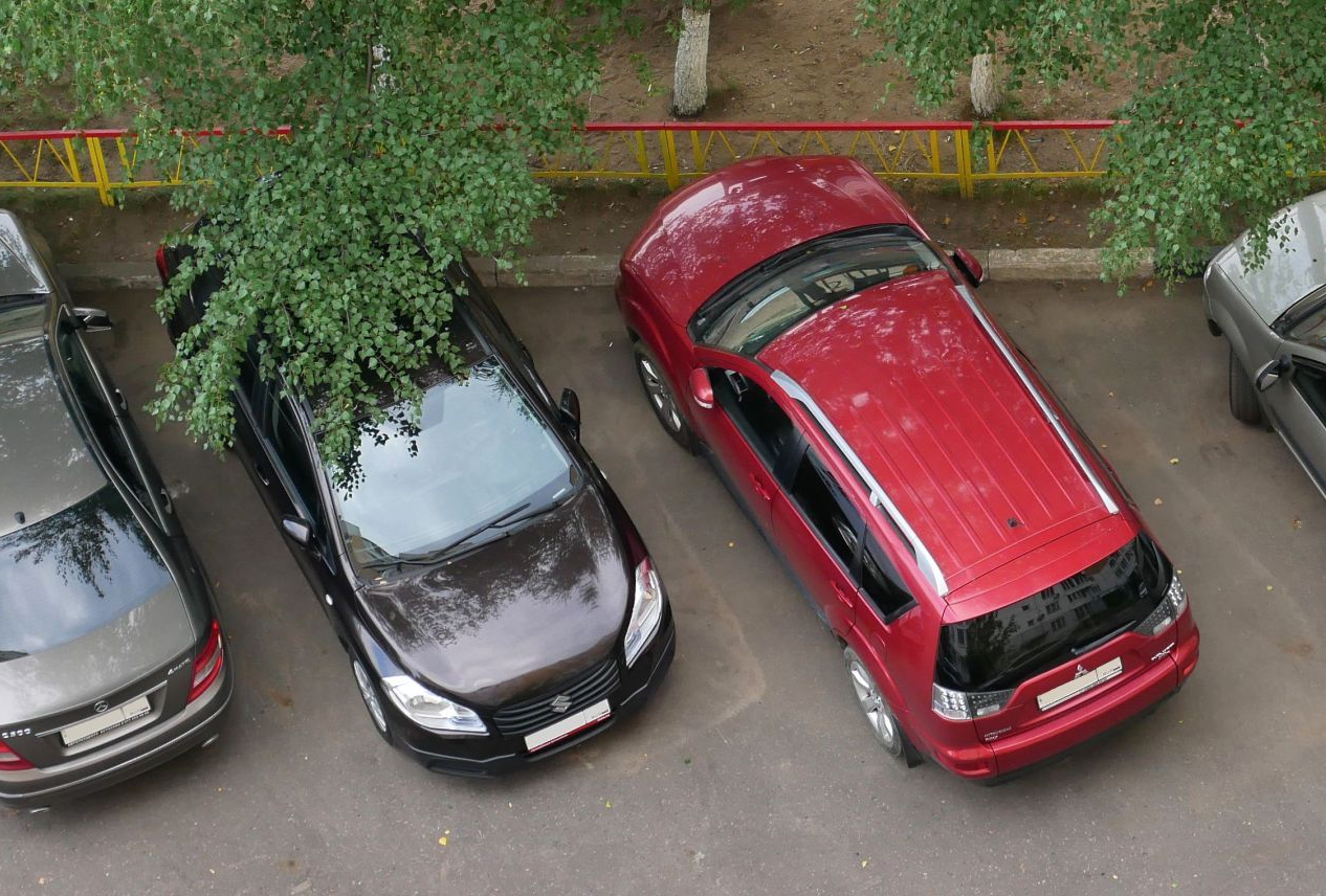 Suzuki SX4 слева и Outlander XL справа