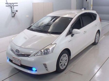 Toyota Prius Alpha 2012 - отзыв владельца