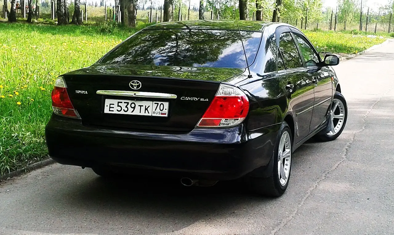Тойота Камри 2005, 2.4 литра, Тойота Камри… Странный автомобиль,  противоречивый, левый руль, акпп, бензин, Томск