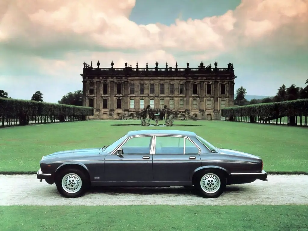 Ретро автомобиль Jaguar xj6