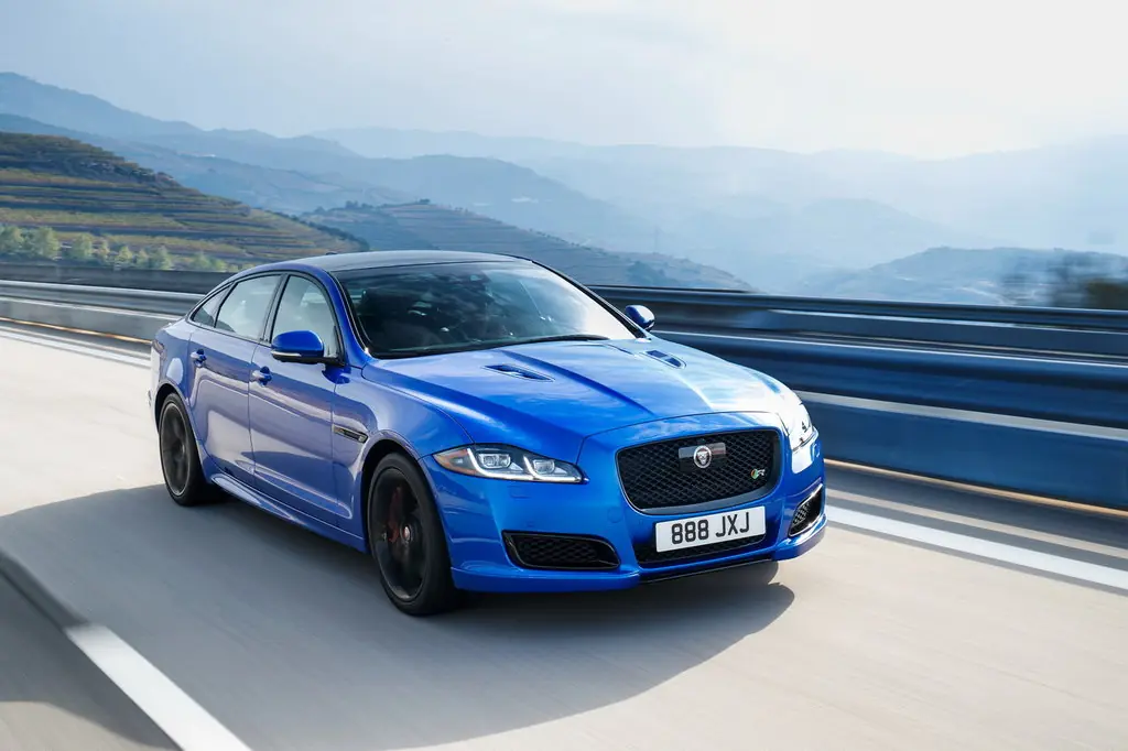 Jaguar XJ 2015 РіРѕР»СѓР±РѕР№