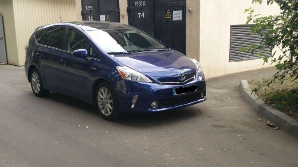 Toyota Prius v 2011 -  