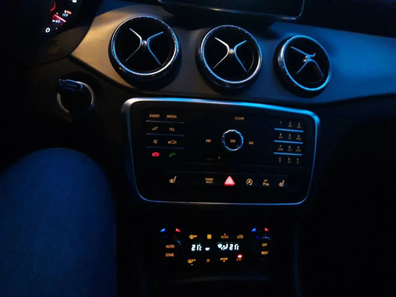 Подсветка салона ambient light mersedes 2011. Подсветка мерседес glc. Как включить подсветку мерседес. Мерседес cla 2019 салон подсветка. Mercedes benz s class w222 салон ночью.