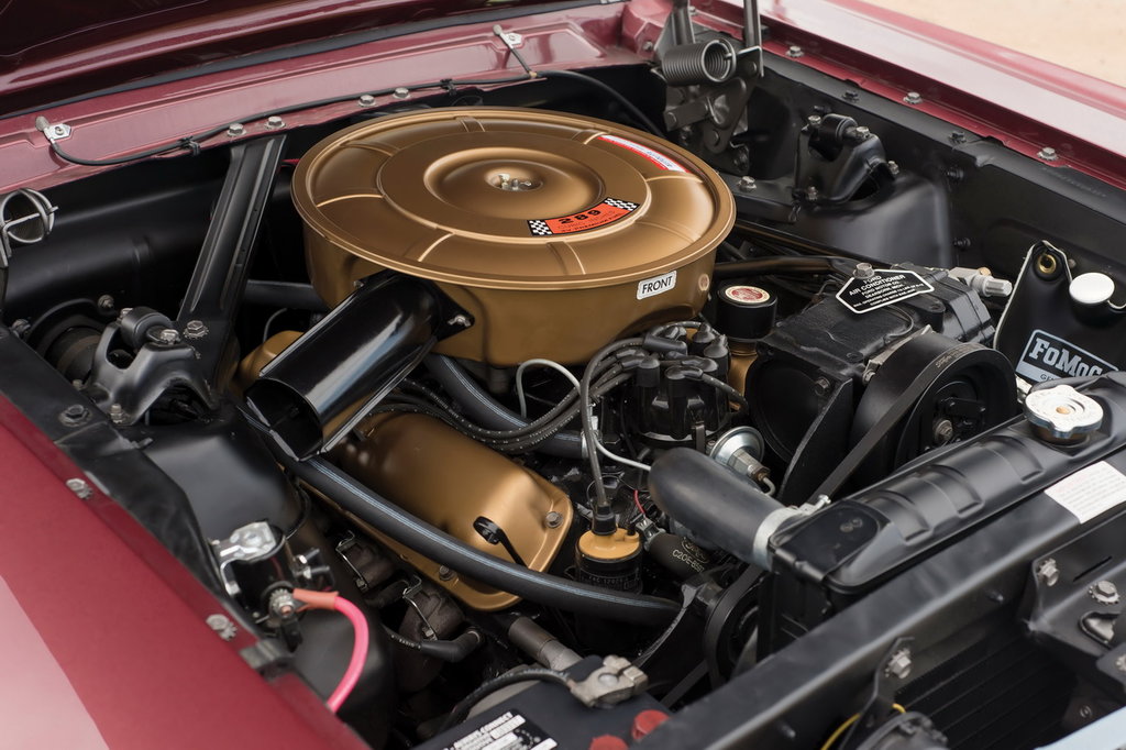 Мустанг моторы. Форд Мустанг 1967 под капотом. Двигатель Форд Мустанг 1967. Ford Mustang 1965 двигатель. Ford 289 v8.