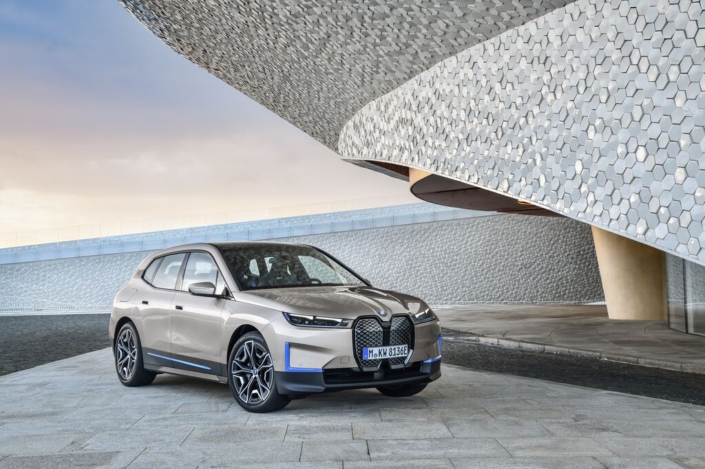 The BMW iX xDrive50 (06/2021).