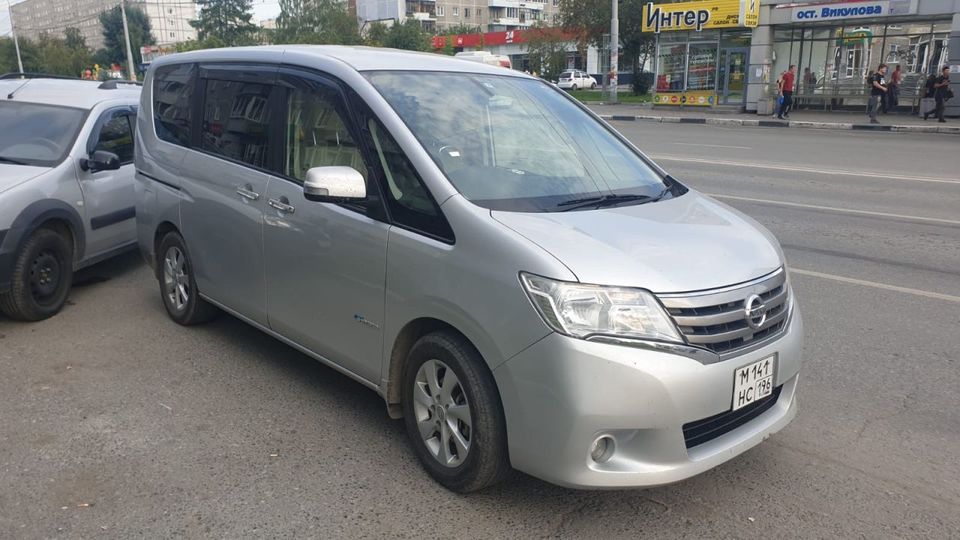 Nissan Serena 2013
