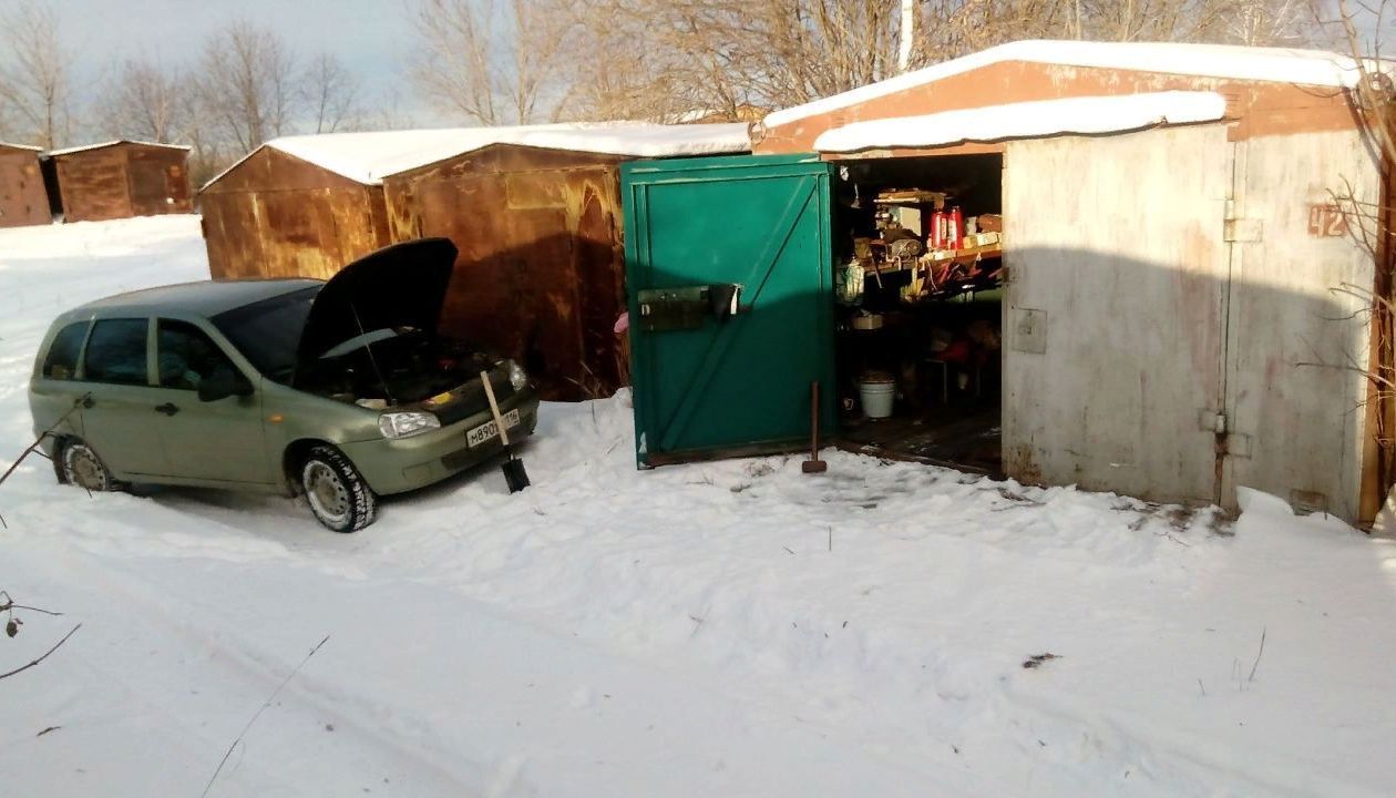 Немного откопал гараж поле первого снега.