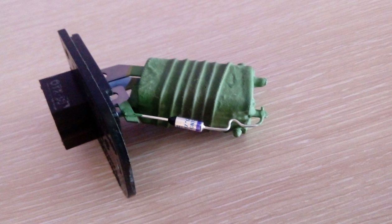 Резистор печки, горел 2 раза, пока не поменял моторчик печки