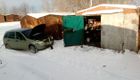 Немного откопал гараж поле первого снега.