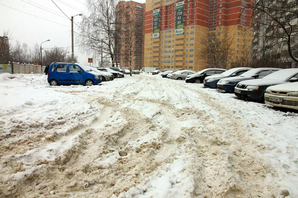 Увидеть непременно ненавистная погода не вычищенные. Неочищенные дороги от снега. Снежная парковка. Дороги во дворе зимой. Нечищеная от снега дорога в городе.