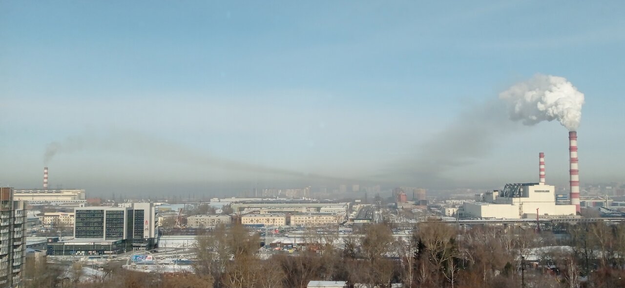 Пока я в атмосфере снова. Черное небо Новосибирск. Грязный воздух Новосибирск. Загрязненный воздух в Новосибирске. Новосибирск смог грязный воздух.