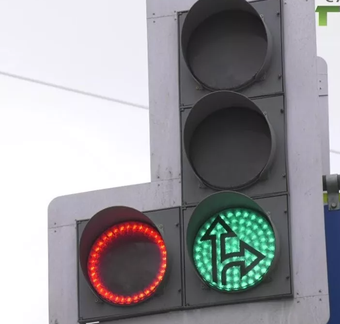 Светофоры всегда зеленые. Светофор ПГС-светофор-к3-24dc. Светофор с дополнительной секцией. Красный светофор с доп секцией. Стрелки на светофоре с дополнительной секцией.