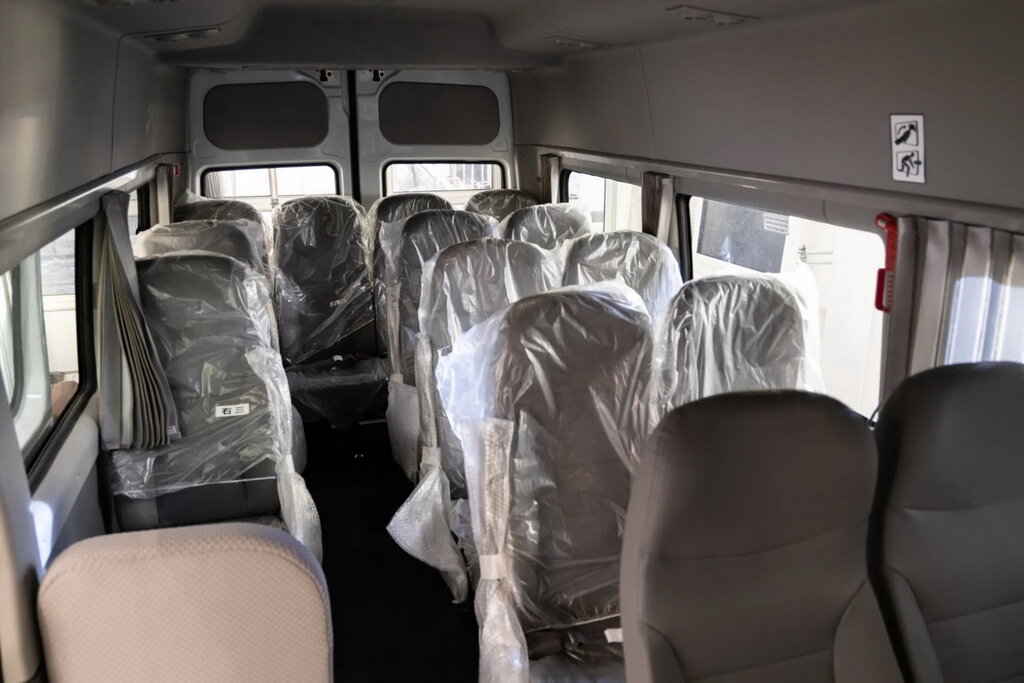 Үлкен кеудесі бар ресейлік әйелдің суреті