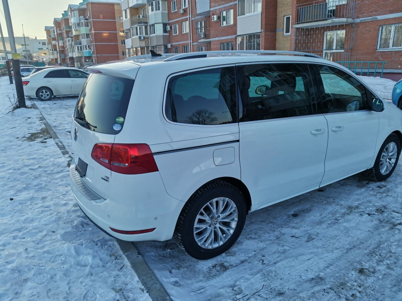 Volkswagen Sharan 2014, 1.4л., Мысль о покупке минивэна пришла вместе с  рождением 3-го ребёнка, расход 7.0, 150 л.с., бензин