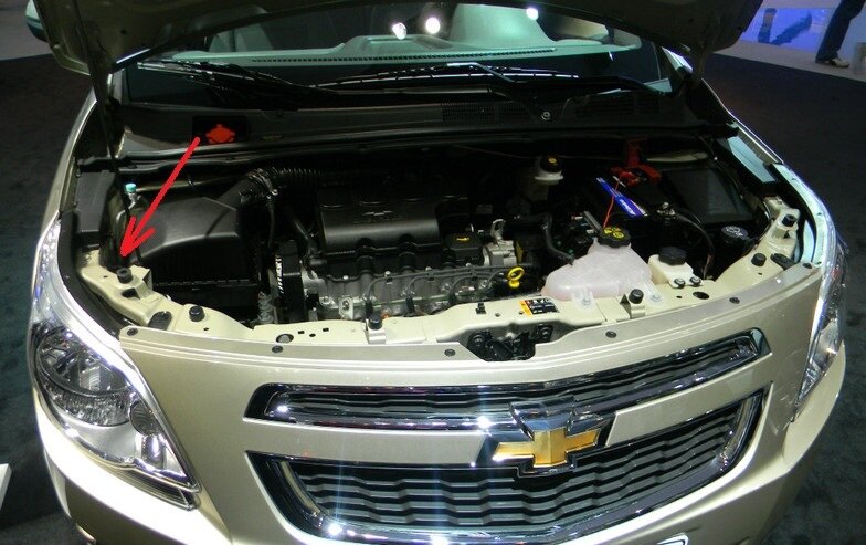 Капот шевроле кобальт. Chevrolet Cobalt 2013 подкапотное. Chevrolet Cobalt под капотом. Chevrolet Cobalt 2013 мотор. Моторный отсек Шевроле кобальт.