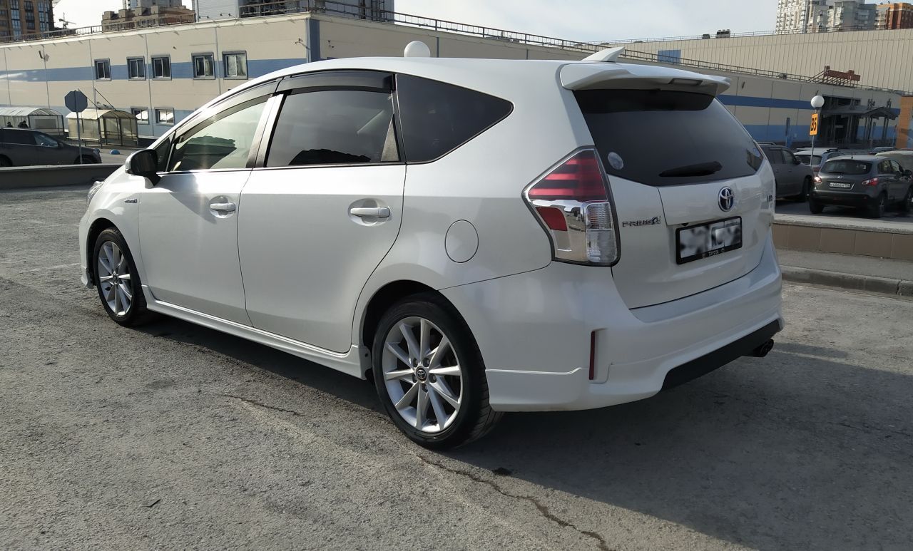 Toyota Prius Alpha 2015