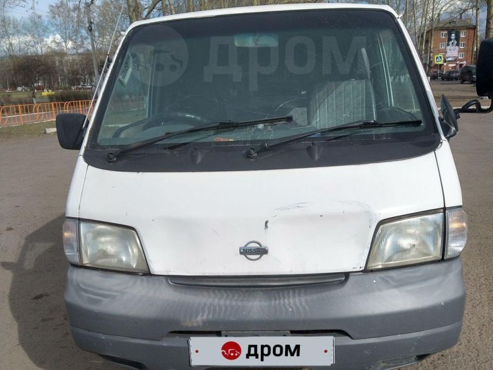 Nissan best sale 2000 van