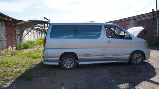 Nissan Elgrand 2000
