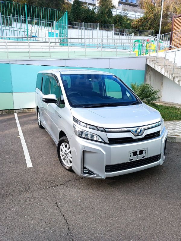 Toyota Voxy 2018 С„РѕС‚Рѕ