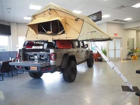 Jeep Gladiator с палаткой