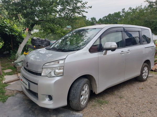 Toyota Voxy 4wd