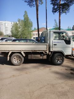 Бортовой грузовик Toyota Hiace 1989 года, 850000 рублей, Усть-Илимск
