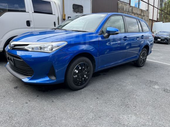 Toyota Corolla Fielder 2019 синий.