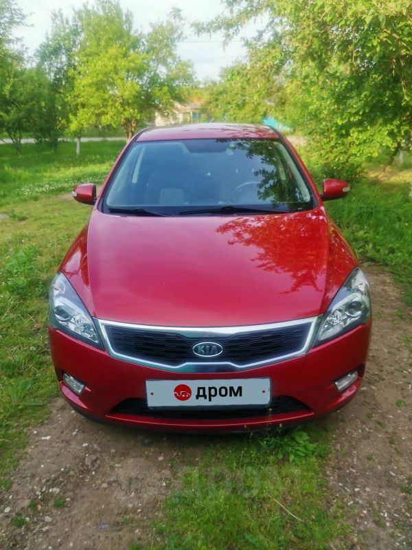 Красный Kia Ceed 2011