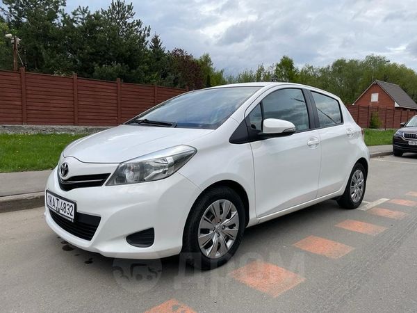 Тойота Yaris 2013
