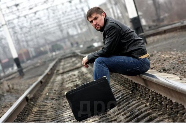 почему поезда уходят. почему поезда уходят. фонари на железной дороге. парень на вокзале. успеть в последний вагон.