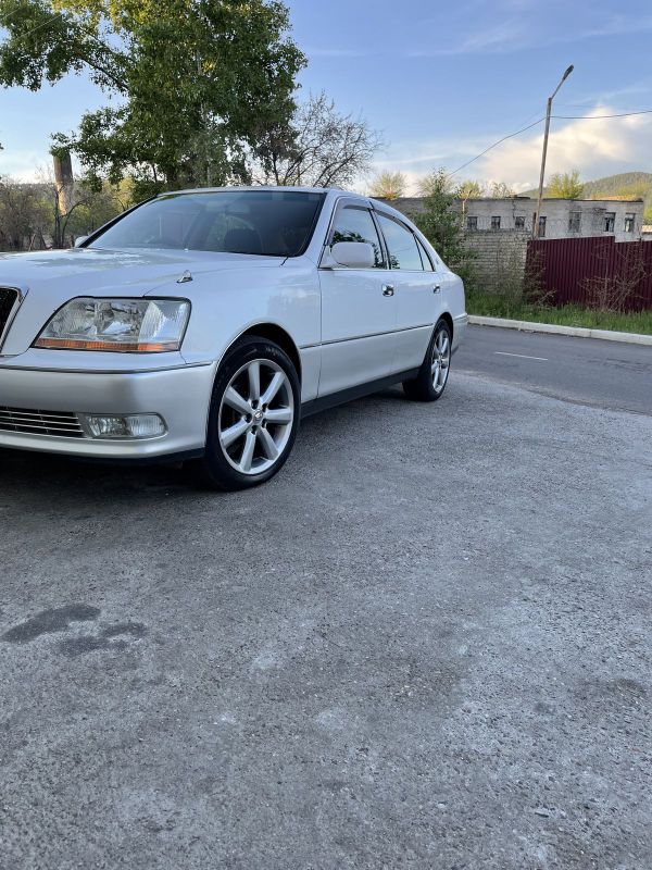 Crown Majesta 2001